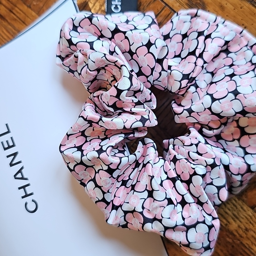 CHANEL Pink and White Floral Hair Scrunchie - Picture 2 of 5